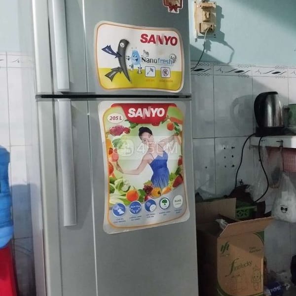 Tủ lạnh 205l hiệu Sanyo màu bạc ngoại hình còn đẹp - Tủ lạnh 0