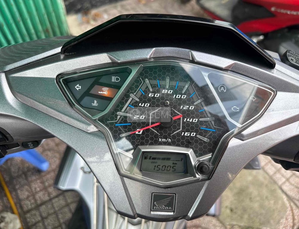 Ốp trang trí đồng hồ Titan Airblade 2020