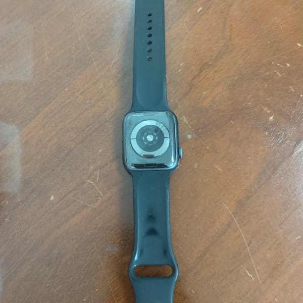 Mình dư dùng cần pass lại cho ai có nhu cầu ạ - Apple Watch 4