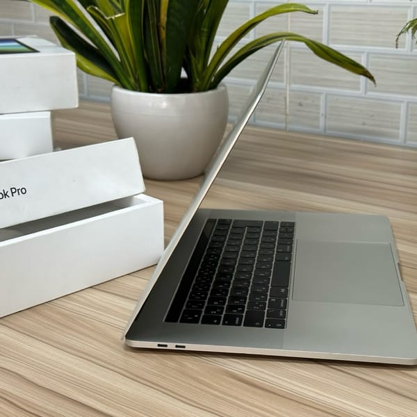 Macbook  Pro 2018  - 15,4 inch  ,i7/16/256 card 4 gb - Pin 6 h - Macbook Pro 4